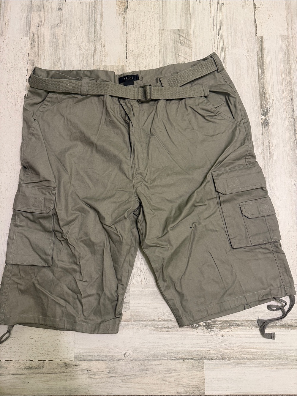 Men's khaki Cargo Shorts with Belt. Size 50
